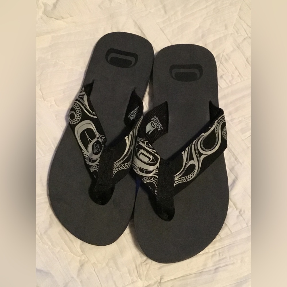 Native Northwest flip flops. Size L
